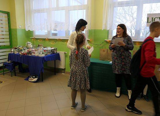 wręczenie dyplomu  nagrody zwyciężczyni