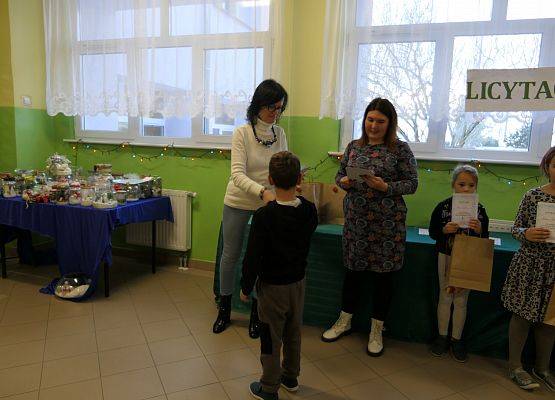 wręczenie dyplomu  nagrody zwycięzcy