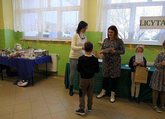 wręczenie dyplomu  nagrody zwycięzcy