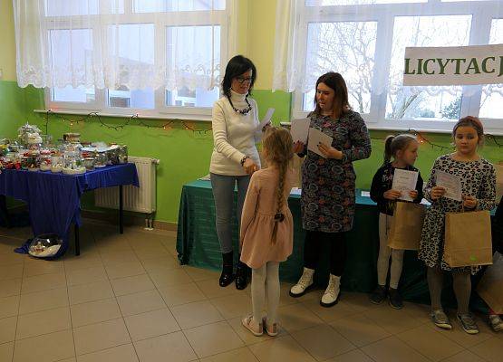 wręczenie dyplomu  nagrody zwyciężczyni