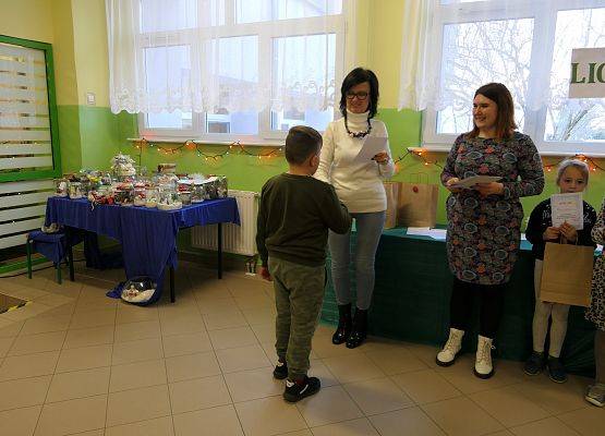 wręczenie dyplomu  nagrody zwycięzcy