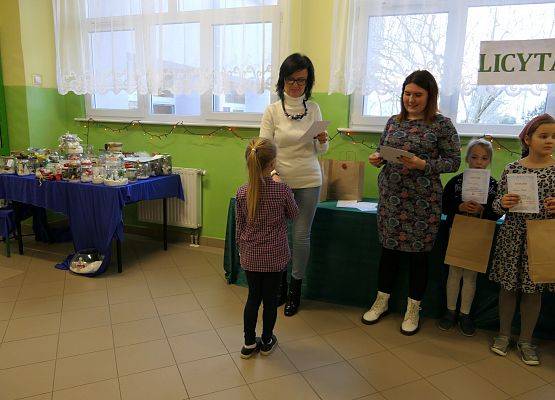 wręczenie dyplomu  nagrody zwyciężczyni