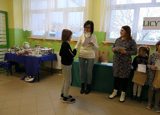 wręczenie dyplomu  nagrody zwycięzcy