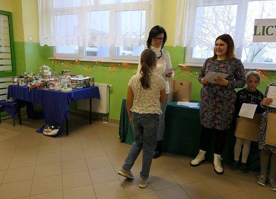 wręczenie dyplomu  nagrody zwyciężczyni