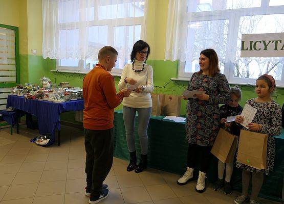 wręczenie dyplomu  nagrody zwycięzcy