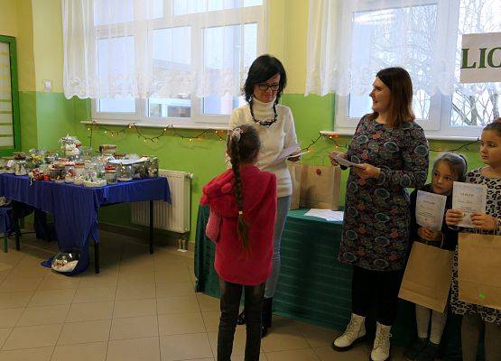 wręczenie dyplomu  nagrody zwycięzcy