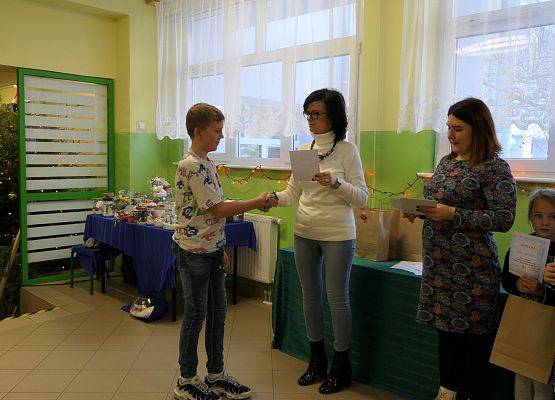 wręczenie dyplomu  nagrody zwycięzcy