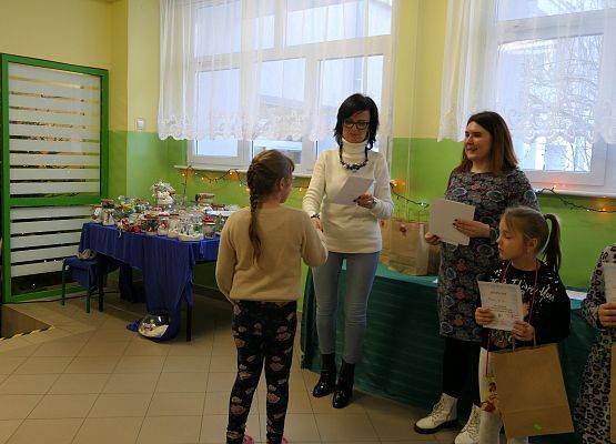 wręczenie dyplomu  nagrody zwyciężczyni