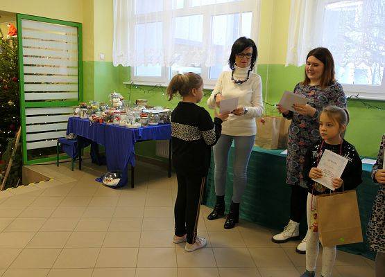 wręczenie dyplomu  nagrody zwyciężczyni