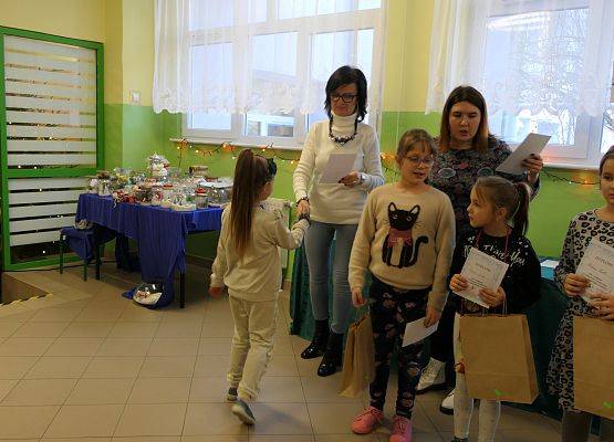 wręczenie dyplomu  nagrody zwyciężczyni