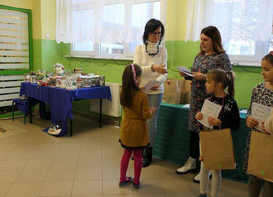 wręczenie dyplomu  nagrody zwyciężczyni