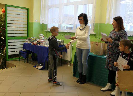 wręczenie dyplomu  nagrody zwycięzcy