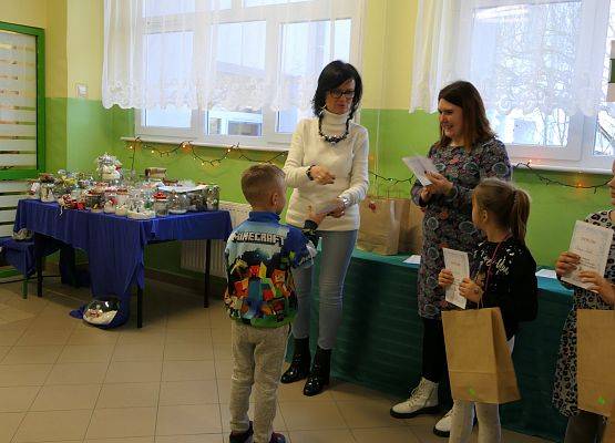 wręczenie dyplomu  nagrody zwycięzcy