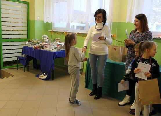 wręczenie dyplomu  nagrody zwyciężczyni