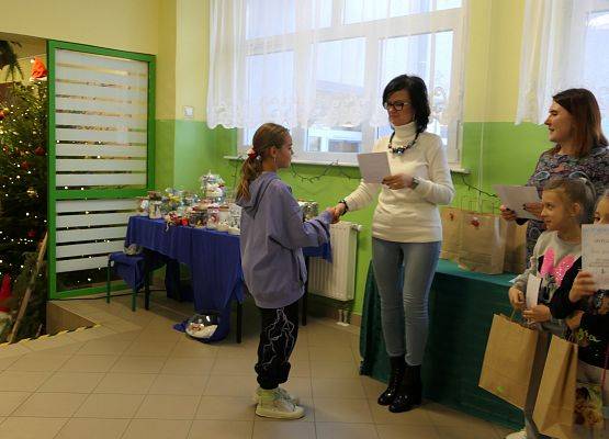 wręczenie dyplomu  nagrody zwyciężczyni