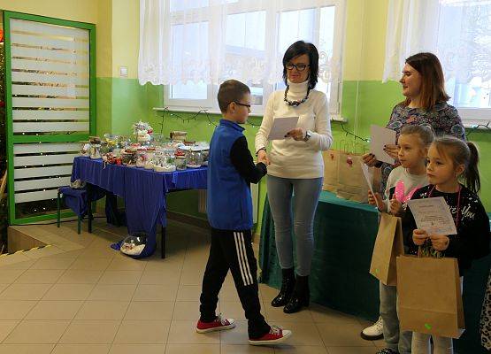 wręczenie dyplomu  nagrody zwycięzcy