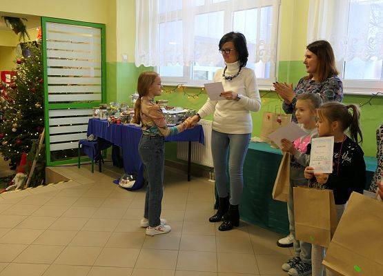 wręczenie dyplomu  nagrody zwyciężczyni