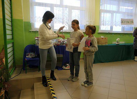 nagrodzone uczennice w konkursie wokalnym Talentiady