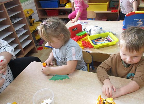 Maluchy i Średniaki przygotowują choinki na kiermasz