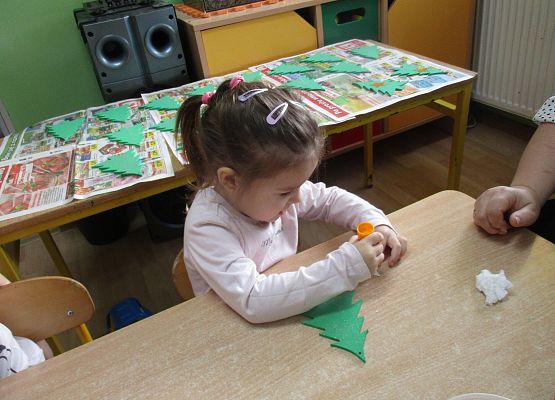 Maluchy i Średniaki przygotowują choinki na kiermasz