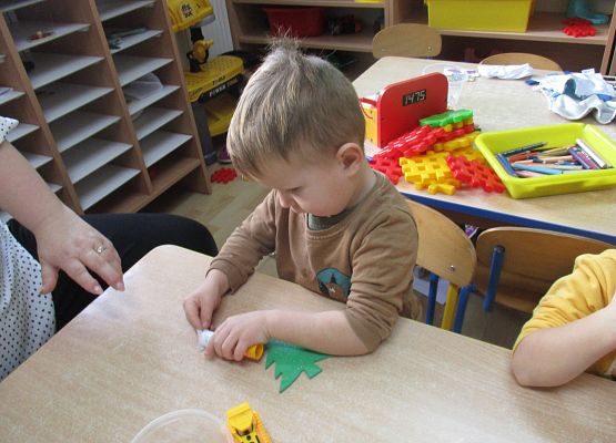 Maluchy i Średniaki przygotowują choinki na kiermasz