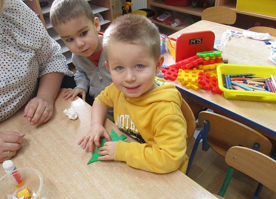 Maluchy i Średniaki przygotowują choinki na kiermasz