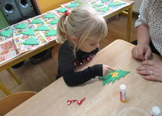 Maluchy i Średniaki przygotowują choinki na kiermasz