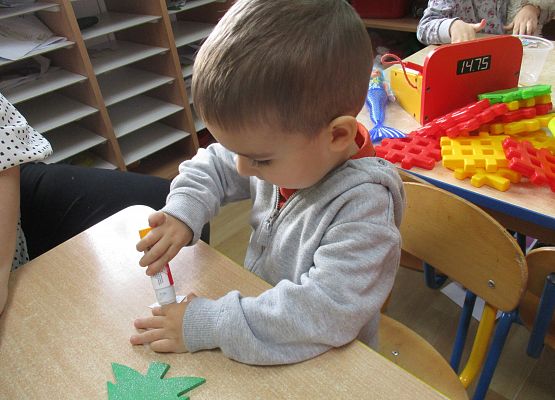 Maluchy i Średniaki przygotowują choinki na kiermasz