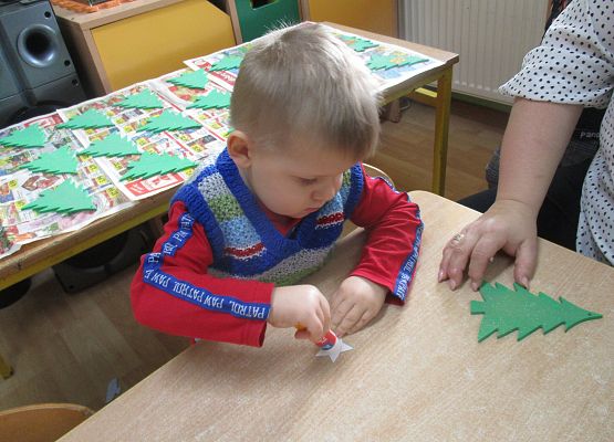 Maluchy i Średniaki przygotowują choinki na kiermasz