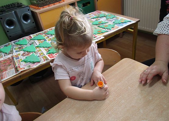 Maluchy i Średniaki przygotowują choinki na kiermasz