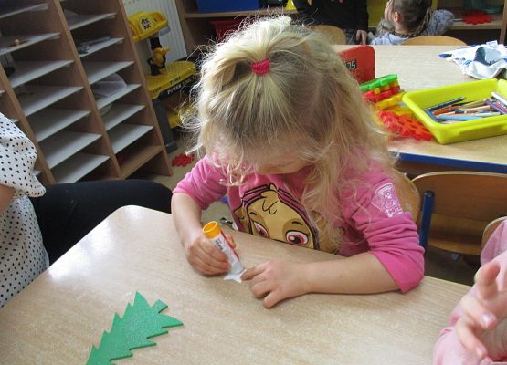 Maluchy i Średniaki przygotowują choinki na kiermasz