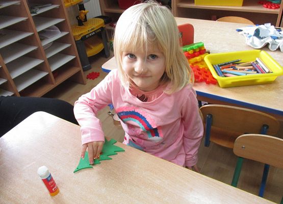 Maluchy i Średniaki przygotowują choinki na kiermasz