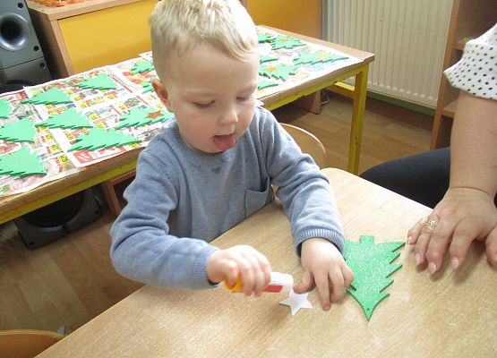 Maluchy i Średniaki przygotowują choinki na kiermasz