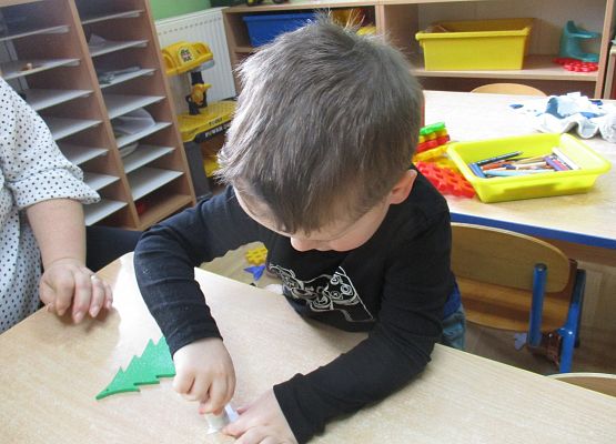 Maluchy i Średniaki przygotowują choinki na kiermasz