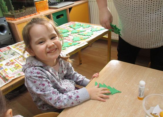 Maluchy i Średniaki przygotowują choinki na kiermasz