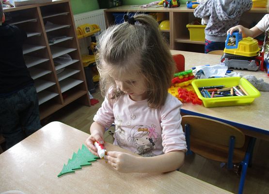 Maluchy i Średniaki przygotowują choinki na kiermasz