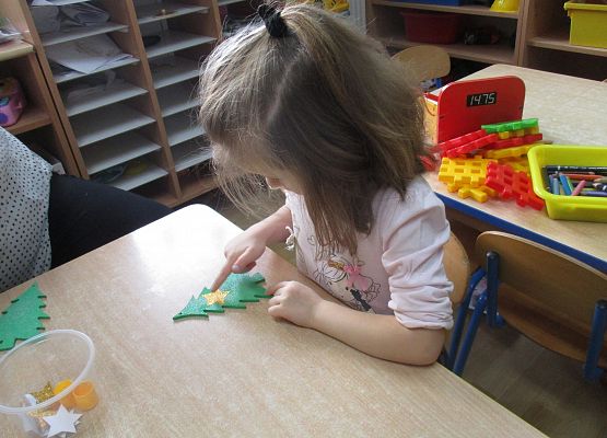 Maluchy i Średniaki przygotowują choinki na kiermasz