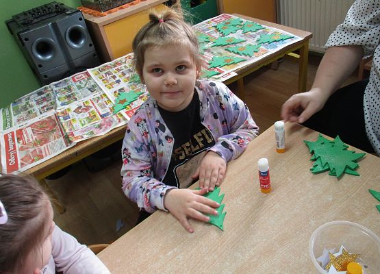 Maluchy i Średniaki przygotowują choinki na kiermasz