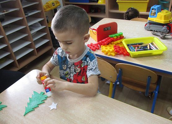 Maluchy i Średniaki przygotowują choinki na kiermasz