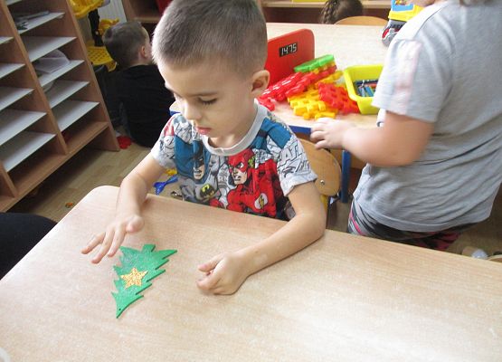 Maluchy i Średniaki przygotowują choinki na kiermasz