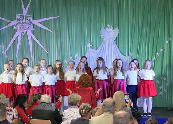 Występ chóru szkolnego