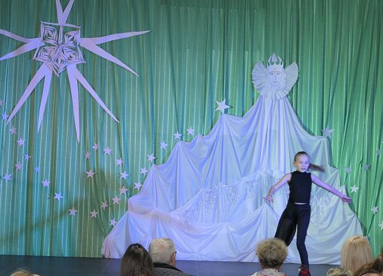 Występ uczennicy klasy drugiej