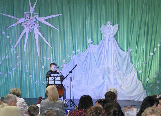 Uczennica gra na wiolonczeli