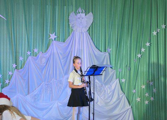 Uczennica gra na klarnecie