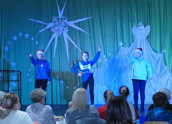 Występ uczennic klasy ósmej a