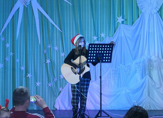 Uczennica klasy ósmej śpiewa