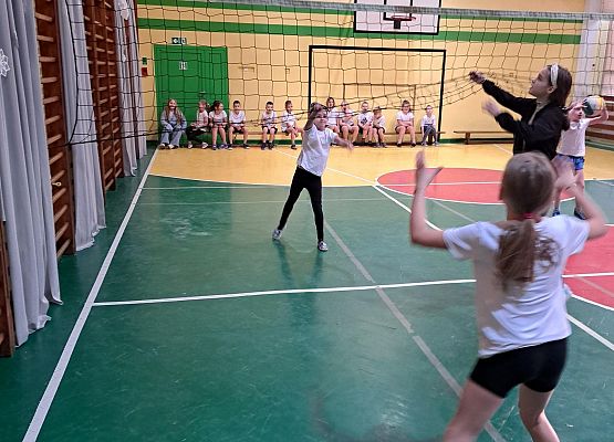 Grafika 5: Szkolny Turniej w "rzucankę siatkarską"