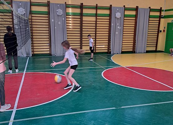 Grafika 10: Szkolny Turniej w "rzucankę siatkarską"