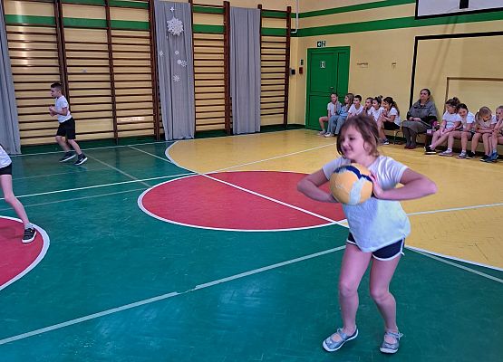 Grafika 11: Szkolny Turniej w "rzucankę siatkarską"