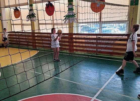 Grafika 16: Szkolny Turniej w "rzucankę siatkarską"